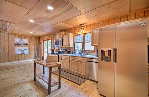 Ellijay Cabin | Spacious Rustic Cabin w/Hot Tub near Carters Lake!