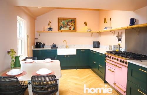 Chapeltown House | Spacious rustic chic 5 bedroom home with private patio in Leeds