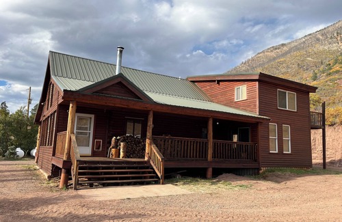 La Veta Cabin | Spacious Rustic Log Cabin-La Veta Pass-Easy Access & Wifi! Pet & Horse Friendly!
