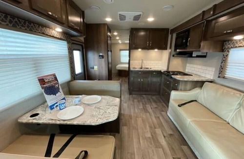 Pella House | Spacious RV - Open Tulip Time