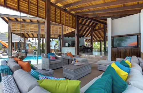Placencia House | Spacious Seafront Bungalow with King Bed, Lofted Twins & Oceanview Tub