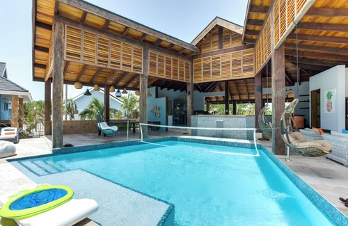 Placencia House | Spacious Seafront Bungalow with King Bed, Lofted Twins & Oceanview Tub