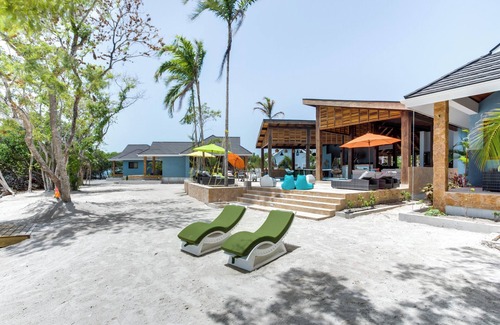 Placencia House | Spacious Seafront Bungalow with King Bed, Lofted Twins & Oceanview Tub