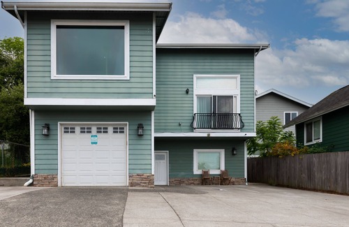 Brighton House | Spacious Seattle Duplex Home for Families and Pets!