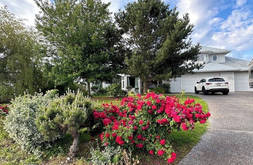 Point Roberts Villa | Spacious Second Floor Queen bedroom (Lily Point)