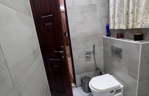 Kireka House | Spacious Self Contained Serviced Room with Breakfast In Kira