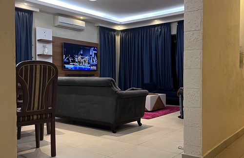 Kireka House | Spacious Self Contained Serviced Room with Breakfast In Kira