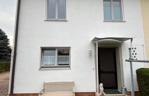 Straubing House | Spacious semi-detached house with exclusive use of the garden