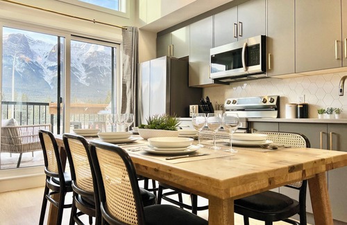 Harvie Heights House | Spacious Separate Address Combo Up to 17 Retreat w/Hot Tub, Parking, AC & Views