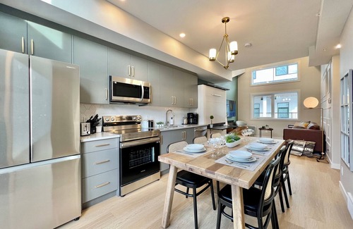 Harvie Heights House | Spacious Separate Address Combo Up to 17 Retreat w/Hot Tub, Parking, AC & Views