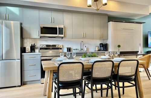 Harvie Heights House | Spacious Separate Address Combo Up to 17 Retreat w/Hot Tub, Parking, AC & Views