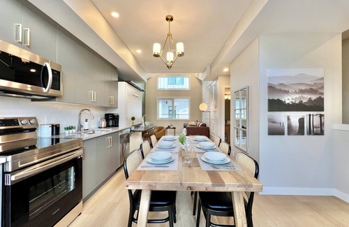 Harvie Heights House | Spacious Separate Address Combo Up to 17 Retreat w/Hot Tub, Parking, AC & Views
