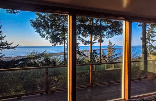 Sequim House | Spacious shorefront cabin with Dungeness National Wildlife Refuge views