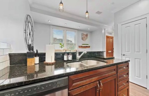 Italian Village House | Spacious Short North Home - 11 beds/3.5BTH- Steps off High St