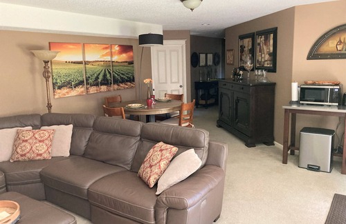 Dundee House | Spacious Single Party B&B – walking distance to downtown!