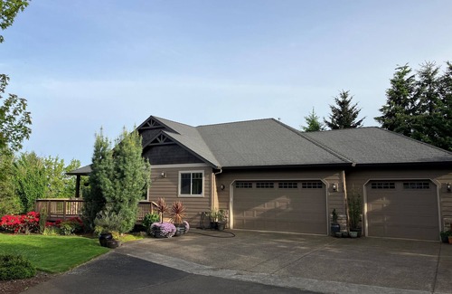 Dundee House | Spacious Single Party B&B – walking distance to downtown!