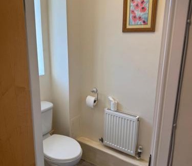 Grimsby House | Spacious, Sleeps 14, 3 bathrooms, Central, Parking, Grimsby