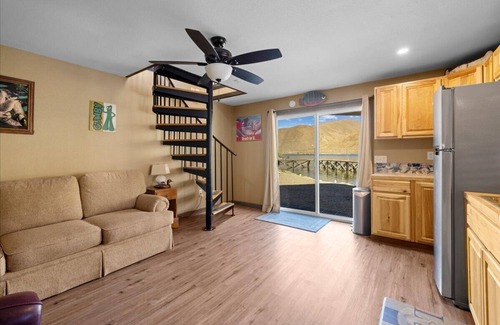 Huntington House | Spacious Snake River Getaway – Waterfront at Brownlee Reservoir w/Boat Launch