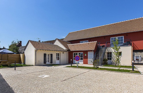 Marcilly-en-Gault Cottage | Spacious Sologne Retreat: Accessible, 5 En-Suite Bedrooms, Parking, BBQ, Pet-Friendly