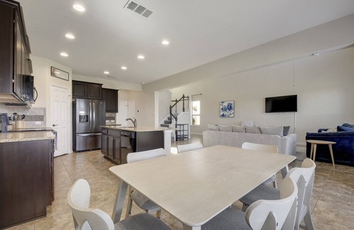 Austin House | Spacious South Austin 3br/2.5ba with Amazing Natural Light, Fenced Backyard