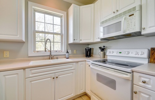 St. James Condo | Spacious Southport Condo w/Balcony!