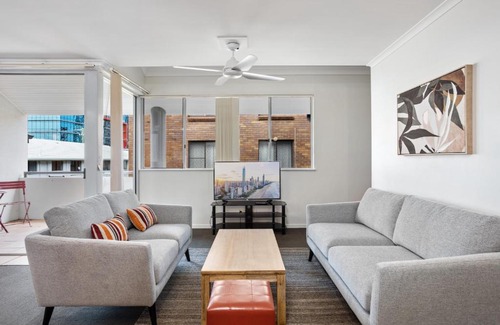 Southport Apartment | Spacious Southport Townhouse with Balcony