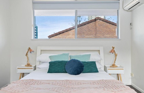 Southport Apartment | Spacious Southport Townhouse with Balcony