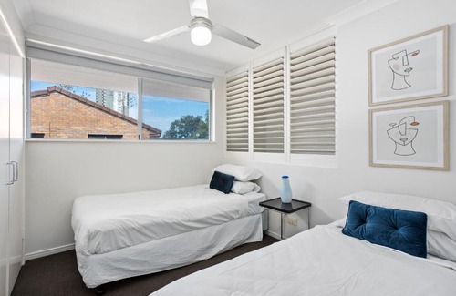 Southport Apartment | Spacious Southport Townhouse with Balcony