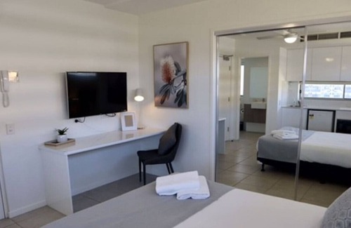 Birtinya Apartment | Spacious Studio Apt opp Hospital
