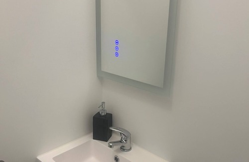 Bushey Apartment | Spacious studio. Free EV charging. Close to Harry Potter & fast trains to Euston