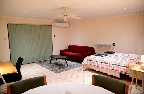 Sadadeen Apartment | Spacious studio in AliceSprings QueenBed+KSAirbed