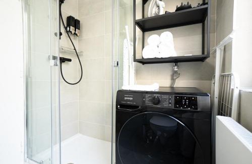 Weißgerber Apartment | Spacious studio in prime location with queen bed