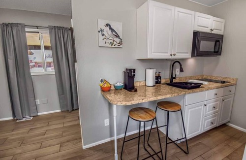 Dupont House | Spacious Studio with King Bed & Fast WiFi
