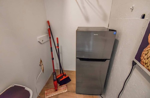 Dupont House | Spacious Studio with King Bed & Fast WiFi