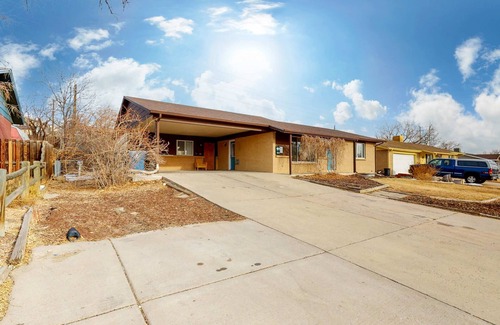Dupont House | Spacious Studio with King Bed & Fast WiFi