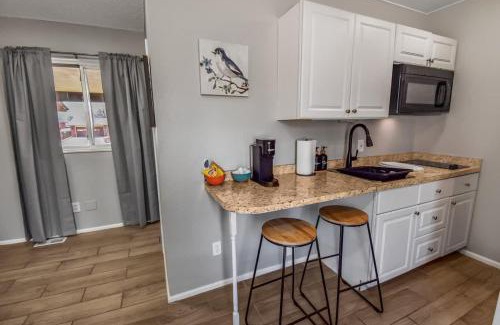 Dupont House | Spacious Studio with King Bed & Fast WiFi