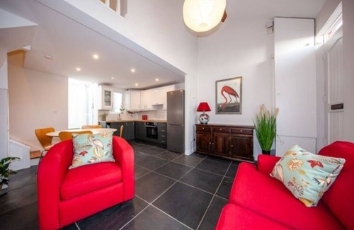 Portobello House | Spacious & Stylish 1BD Cottage—Portobello Dublin!
