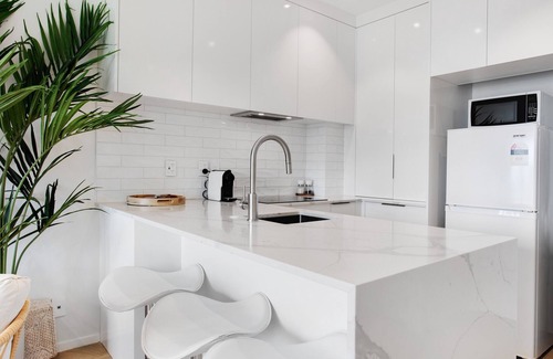 Takapuna Apartment | Spacious Stylish 2BR Carpark Pool Aircon