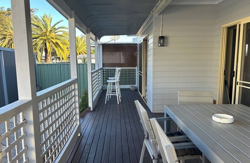 Tuncurry House | Spacious Stylish Coastal Escape