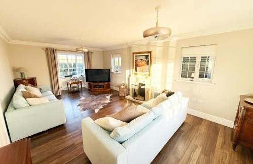 Cranbrook House | Spacious Stylish Modern House - Sleeps 12 5BR