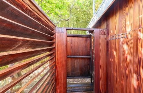 Seaview House | Spacious & Stylish Seaview House available July 2025