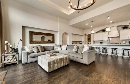 Prosper House | Spacious Suburban Sanctuary House with Huge Backyard