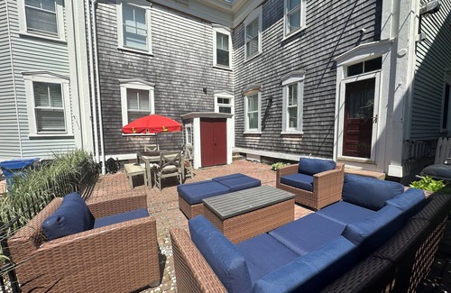 Newport Apartment | Spacious Suite 1 Bed/1 Bath/2 Pullout Sofas/Dog Friendly (Sleeps 5) on Historic Spring St.