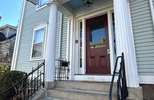 Newport Apartment | Spacious Suite 1 Bed/1 Bath/2 Pullout Sofas/Dog Friendly (Sleeps 5) on Historic Spring St.