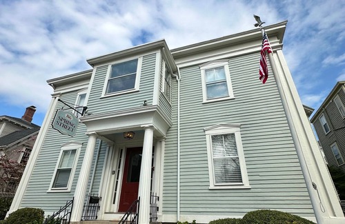Newport Apartment | Spacious Suite 1 Bed/1 Bath/2 Pullout Sofas/Dog Friendly (Sleeps 5) on Historic Spring St.