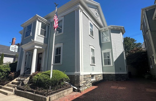 Newport Apartment | Spacious Suite 1 Bed/1 Bath/2 Pullout Sofas/Dog Friendly (Sleeps 5) on Historic Spring St.
