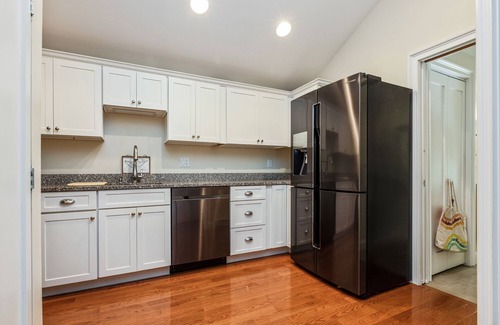 York Apartment | Spacious suite - close to everything + backyardn10 min to Portsmouth +Ogunquit