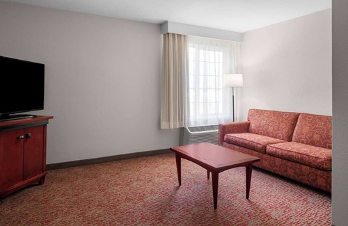 Downtown House | Spacious Suite w/Kitchen and Separate Living, Dining Area - Central Location