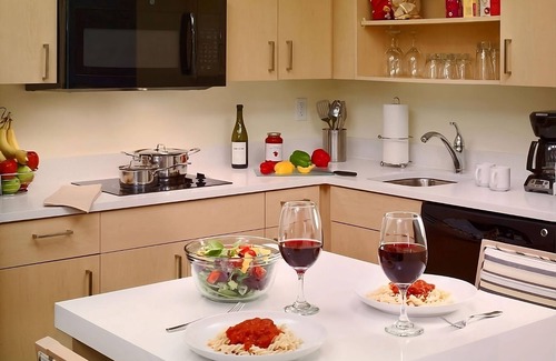 Auburn Hills Hotel | Spacious Suite with Outdoor Pool, Kitchen & Free Breakfast at Auburn Hills!