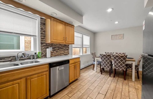 Forestview Apartment | Spacious, Sunny and Clean Apartment 25 min from Downtown Chicago